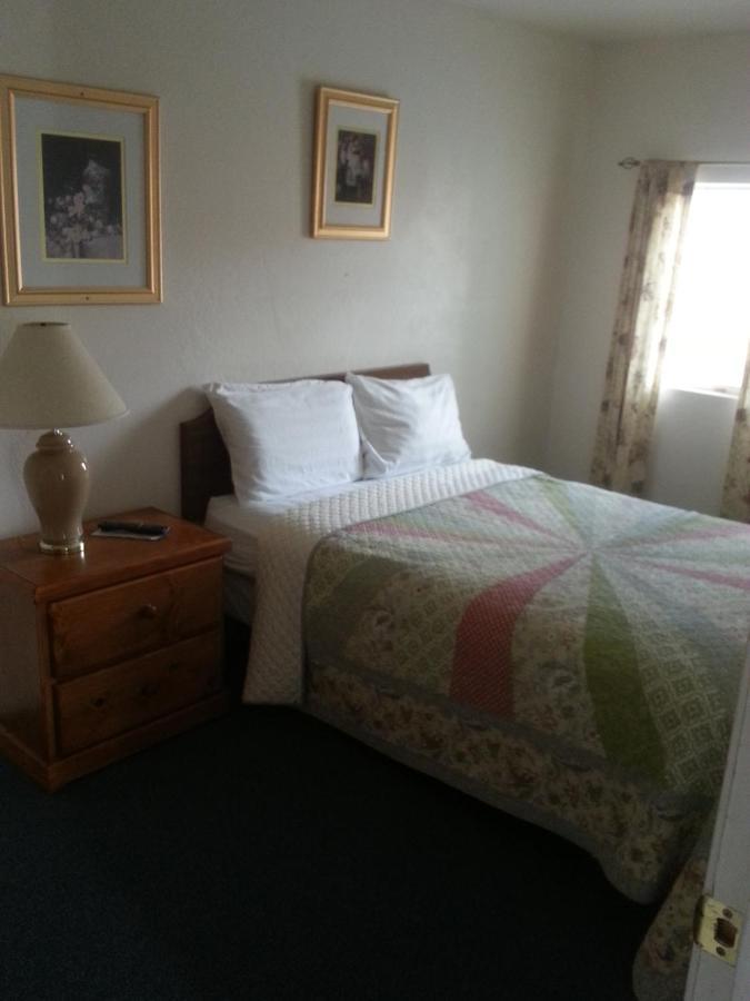 Bishop Village Motel Esterno foto