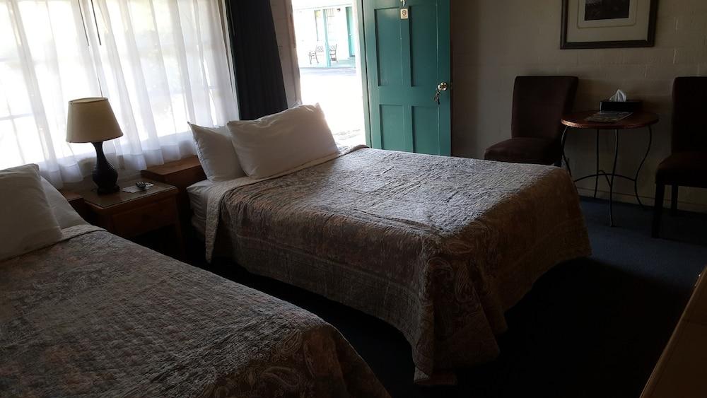Bishop Village Motel Esterno foto