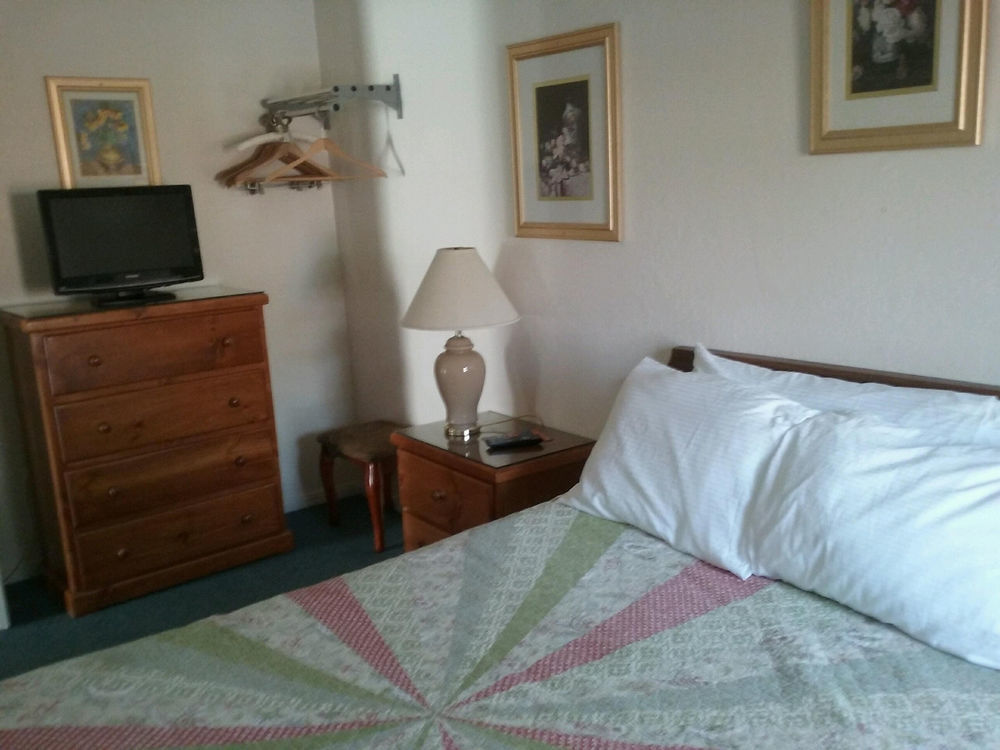 Bishop Village Motel Esterno foto