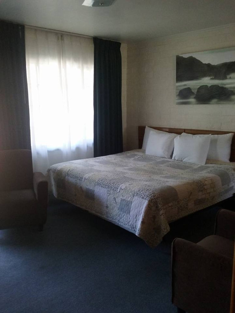 Bishop Village Motel Esterno foto
