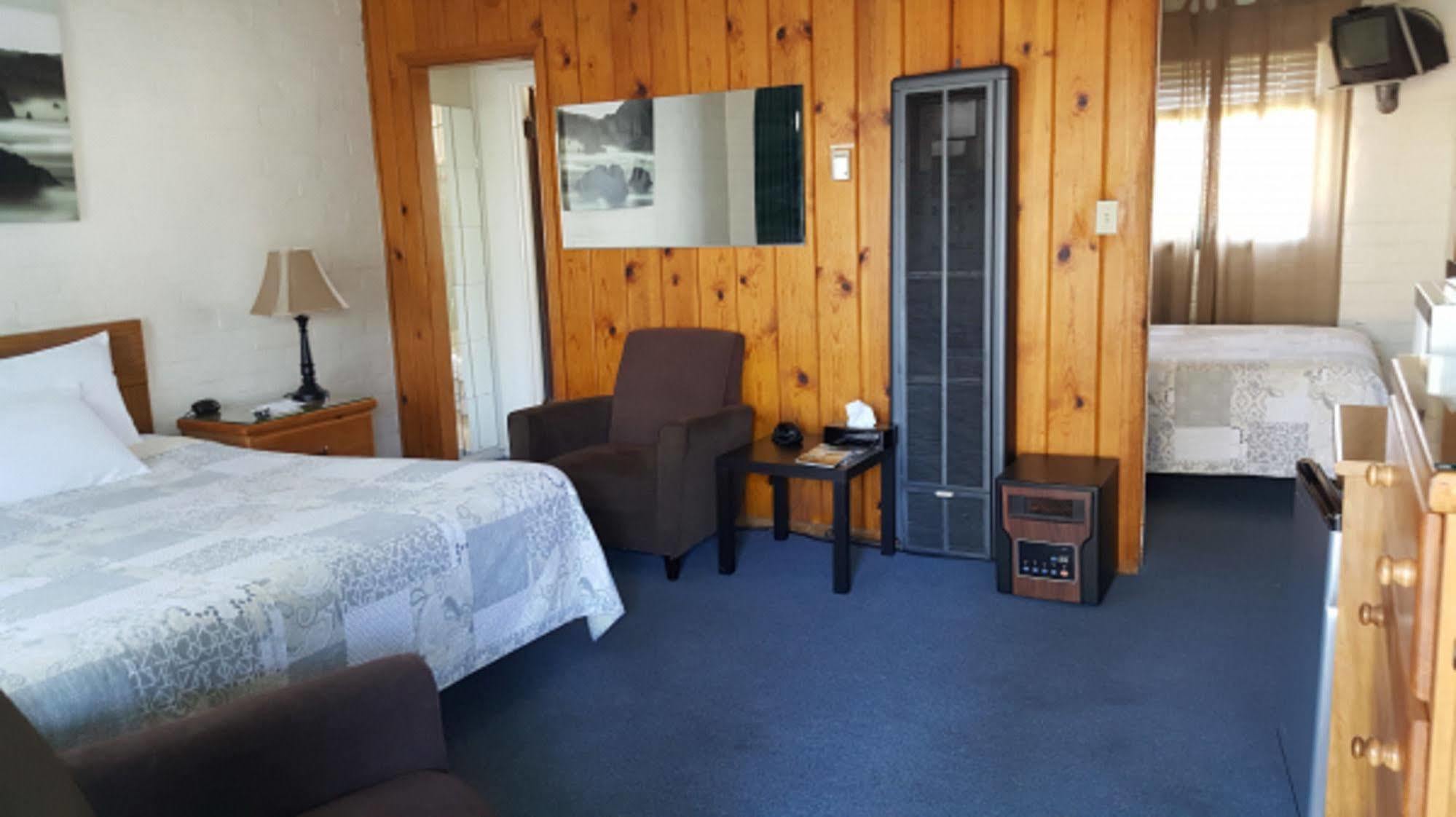 Bishop Village Motel Esterno foto