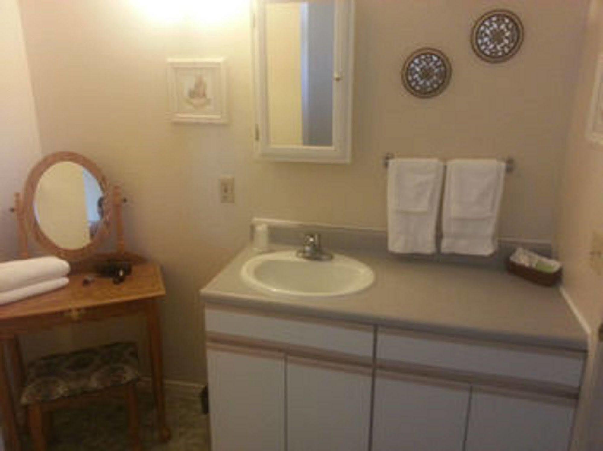 Bishop Village Motel Esterno foto