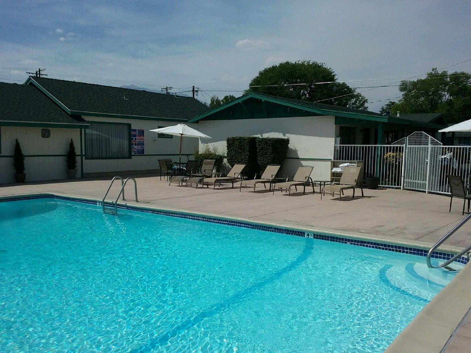 Bishop Village Motel Esterno foto