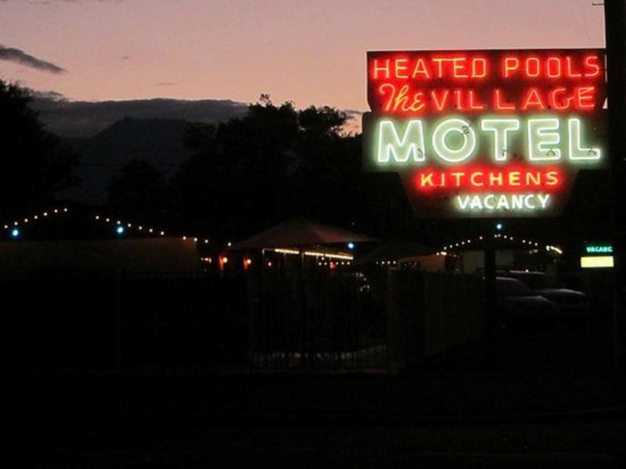 Bishop Village Motel Esterno foto